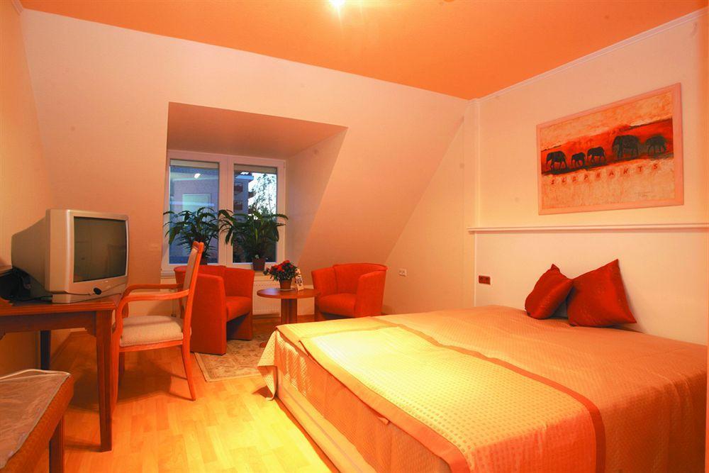 Traveller Hotel Любек Экстерьер фото